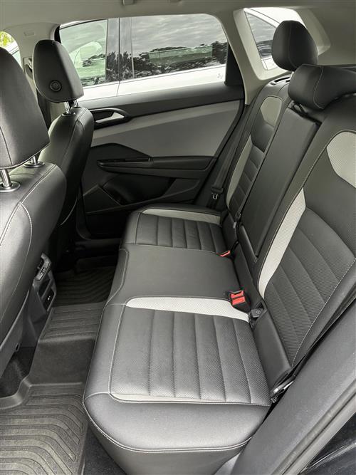 VOLKSWAGEN Taos - Black